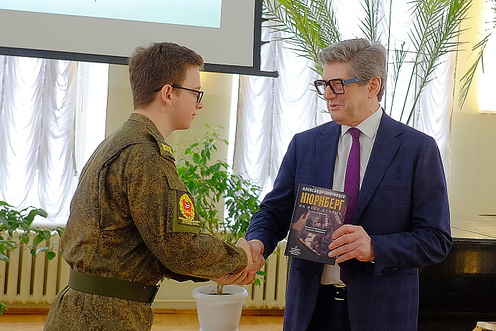 Сценарист фильма «Нюрнберг» вручил кировским школьникам и студентам книгу «На веки вечные» 