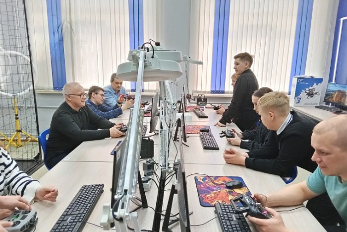 Кировские школьники и студенты осваивают навыки управления беспилотниками