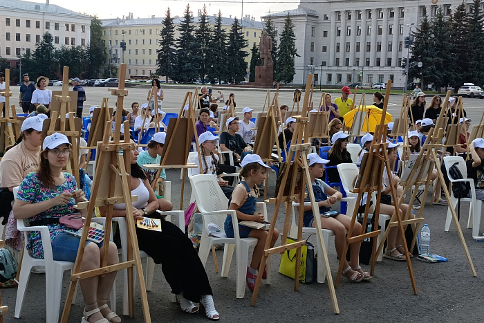 На Театральной площади прошел мастер-класс в рамках Васнецовского пленэра