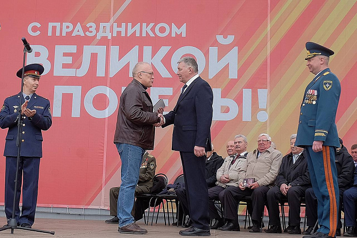 Александр Соколов вручил пожарным ключи от новой спецтехники