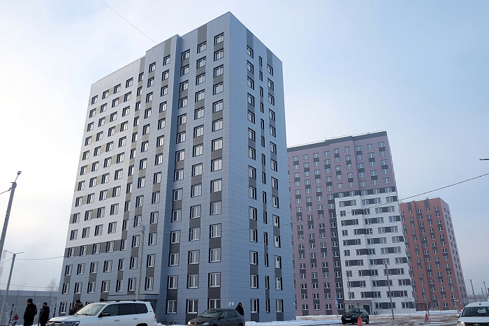 В Кирове переселенцам из аварийного жилья вручили ключи от новых квартир