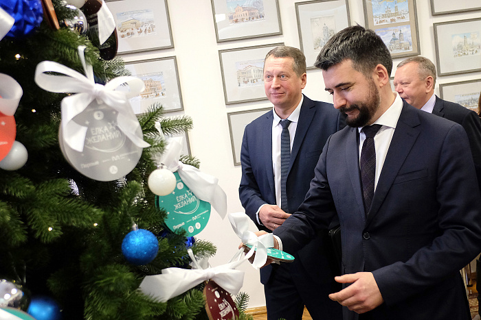 Руководители региона присоединились к акции «Елка желаний»