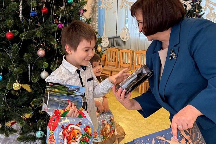 Члены правительства Кировской области исполняют новогодние желания детей