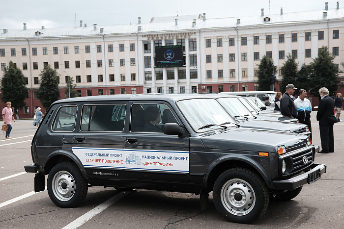 В Кировскую область в рамках нацпроекта поступило 18 автомобилей для перевозки пожилых пациентов в медучреждения