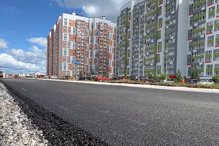 На улице Чистопрудненской в Кирове начали укладывать асфальт
