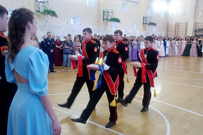 В Кировском кадетском корпусе состоялся новогодний бал