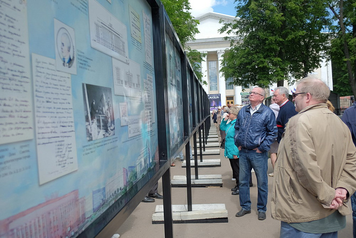 В День города в Кирове открыли выставку архивных документов о Театральной площади