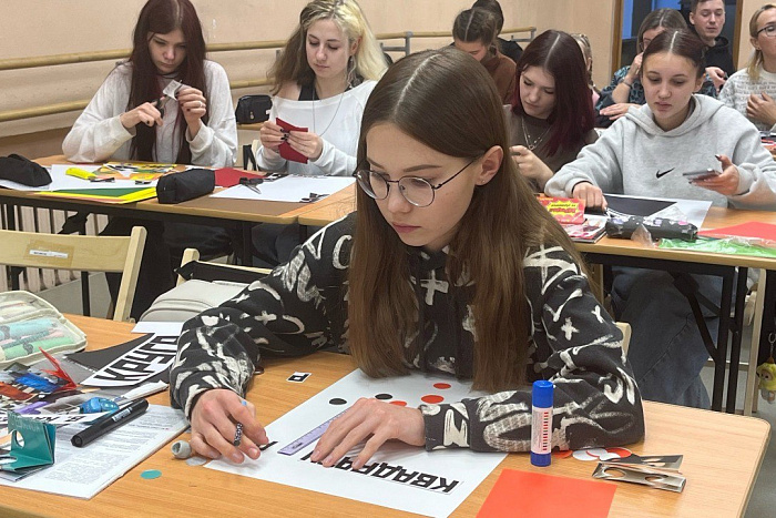 Художник Татьяна Коршунова провела мастер-класс по созданию афиши и плаката