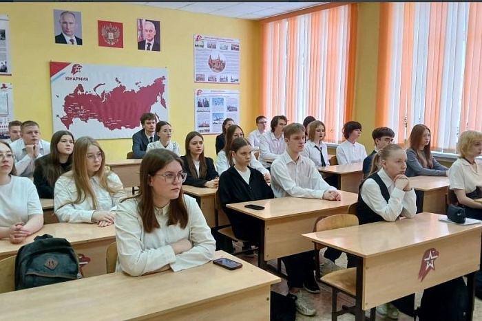 Школьникам рассказали о заводах России