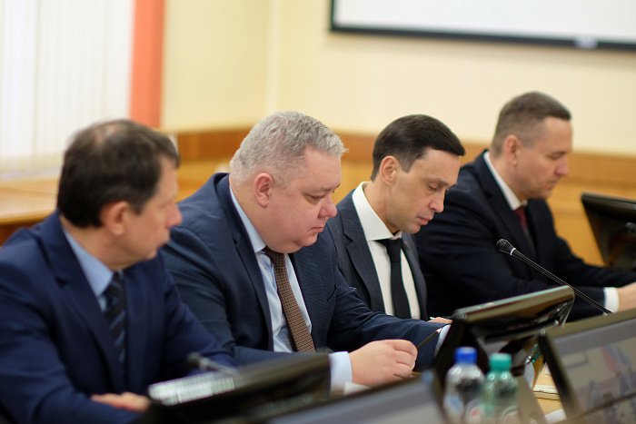 Кировским бойцам на передовую отправлено 43 автомобиля УАЗ
