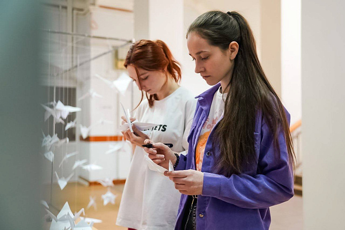 Кировские студенты и преподаватели приняли участие в акции бумажных журавликов