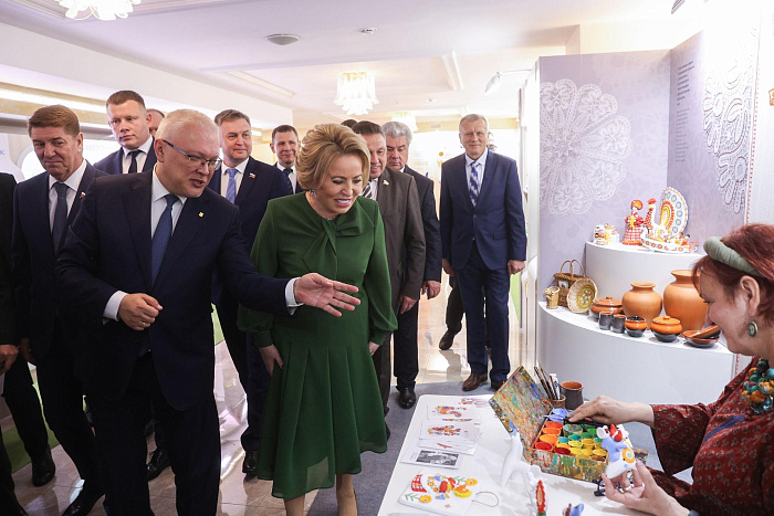Александр Соколов провел экскурсию для Валентины Матвиенко по выставке Кировской области