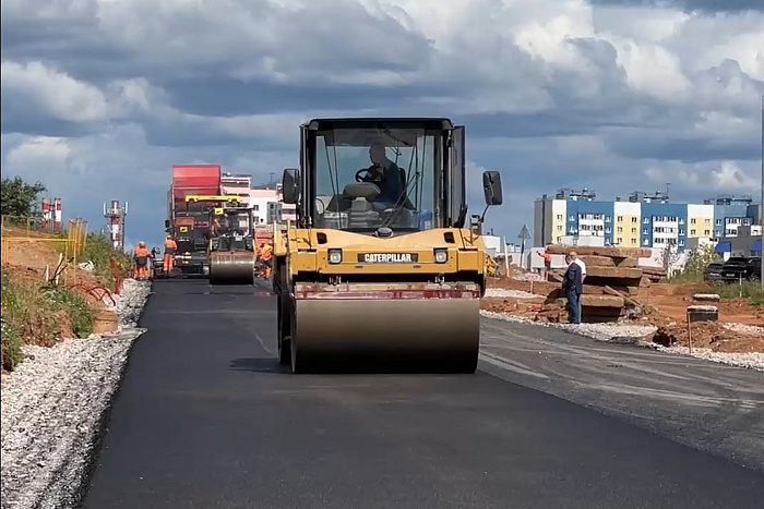 На улице Чистопрудненской в Кирове начали укладывать асфальт
