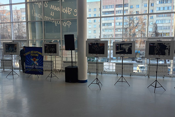 В Кирове продолжается фотовыставка «Помним СВОих»