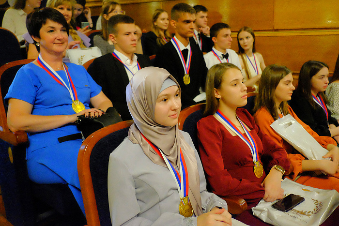 В Кирове чествовали выпускников-медалистов