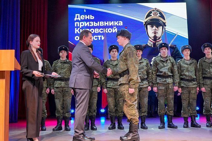 Десять кировчан отправились служить в Президентский полк