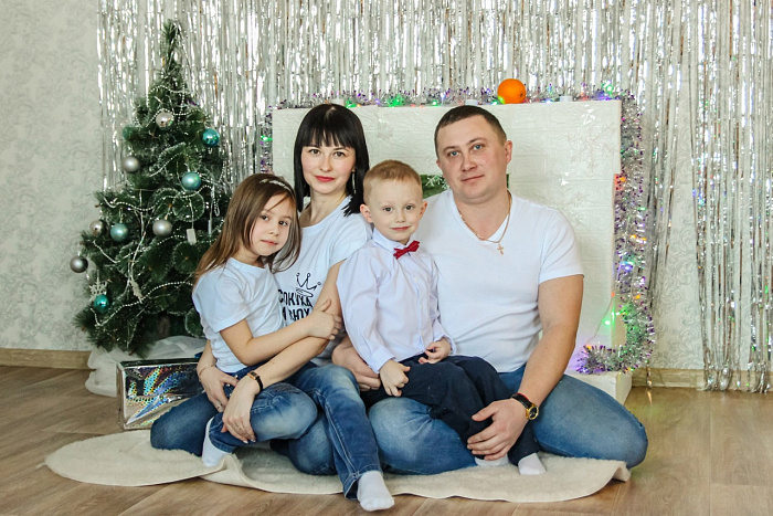 Жители Кировской области всей семьей наряжают елки