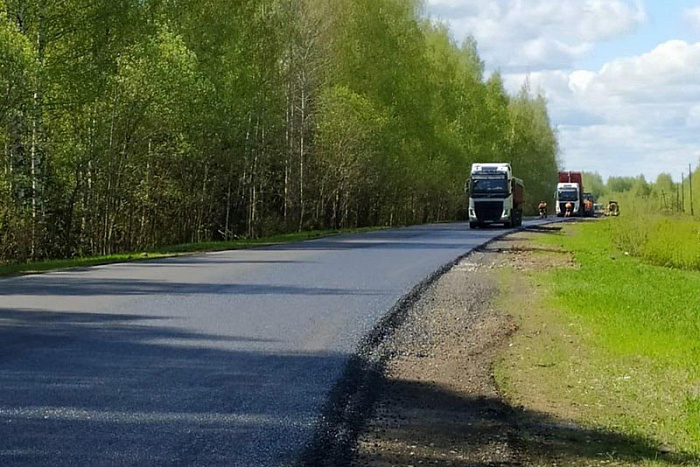 На автодороге Киров – Советск – Яранск ведутся работы по устройству верхнего слоя покрытия