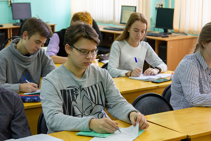 В Кирове началась очная сессия для учащихся сетевых профильных классов