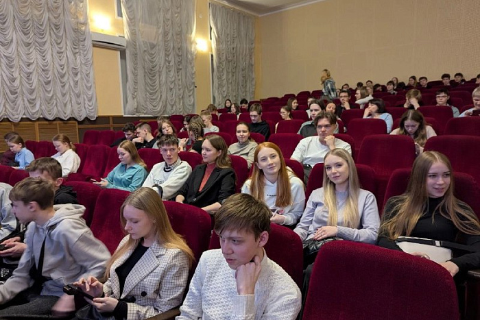 130 кировских школьников стали участниками очной сессии для обучающихся сетевых профильных классов