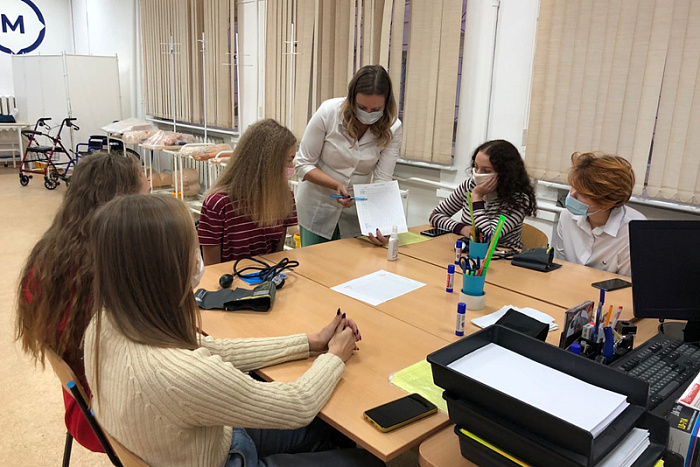 Преподаватели медколледжа рассказали школьникам об основах оказания первой медицинской помощи
