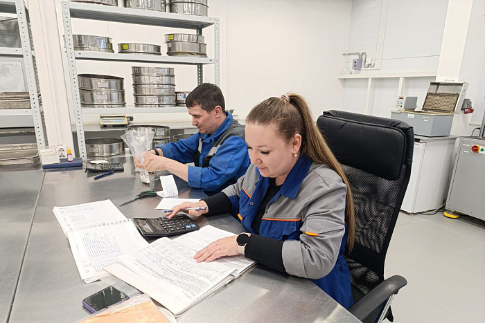 Для обработки дорог Кировской области заготовлены противогололёдные материалы