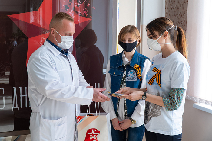 Георгиевские ленточки вручили пациентам медицинских учреждений