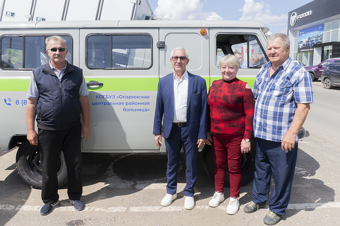 Еще 10 районных больниц Кировской области получили новые автомобили