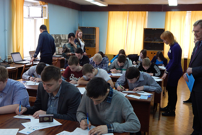 Более 400 кировских выпускников приняли участие в «Дне старшеклассника»