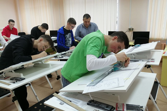 Учащиеся сетевых профильных классов приехали в Киров на очную сессию