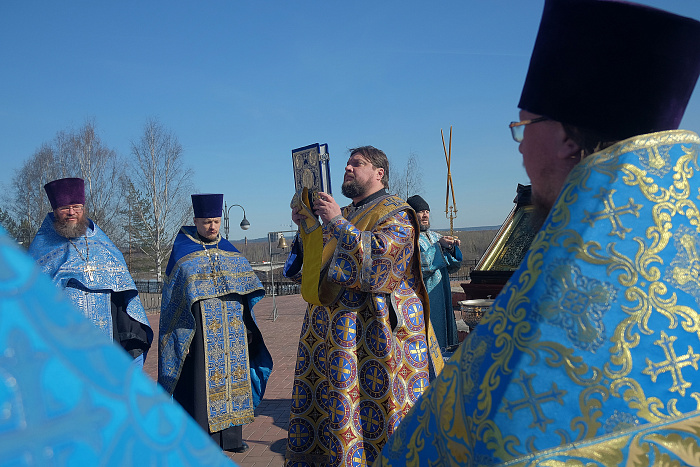В Кирове освятили поклонный крест на месте строительства Феодоровской церкви