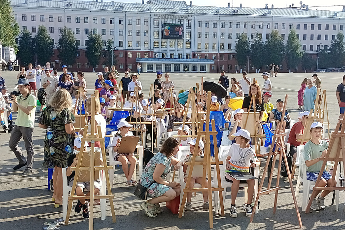 На Театральной площади прошел мастер-класс в рамках Васнецовского пленэра