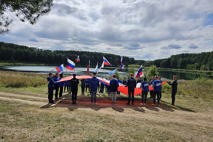 На Лежнинском озере развернули Государственный флаг России 