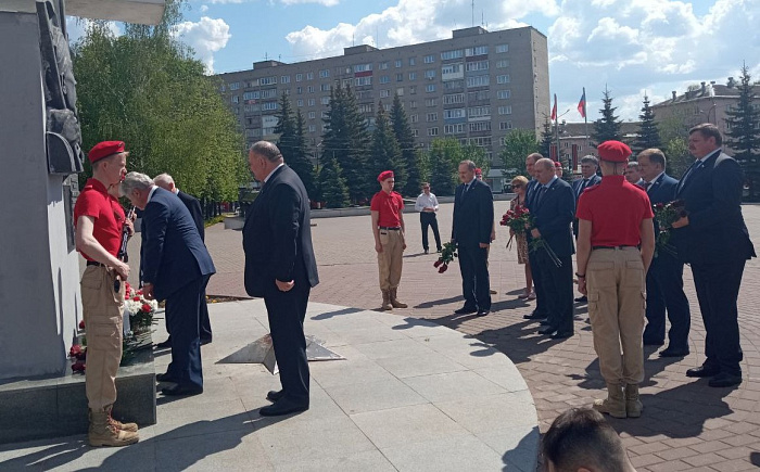 Члены Комитета Совета Федерации по обороне и безопасности возложили цветы к мемориалам погибшим воинам