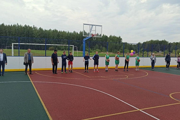 В Кировской области открыли три новые многофункциональные спортивные площадки