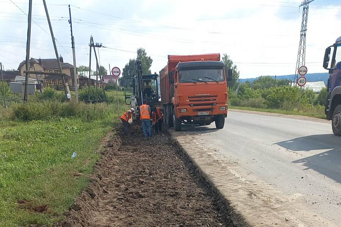 В Сунском районе по поручению Александра Соколова создают тротуары и освещение