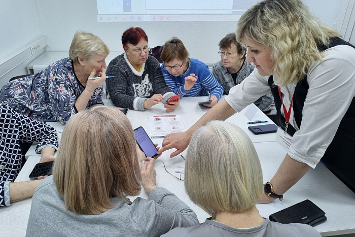 В Кировской области старшее поколение осваивает возможности мессенджера МАХ