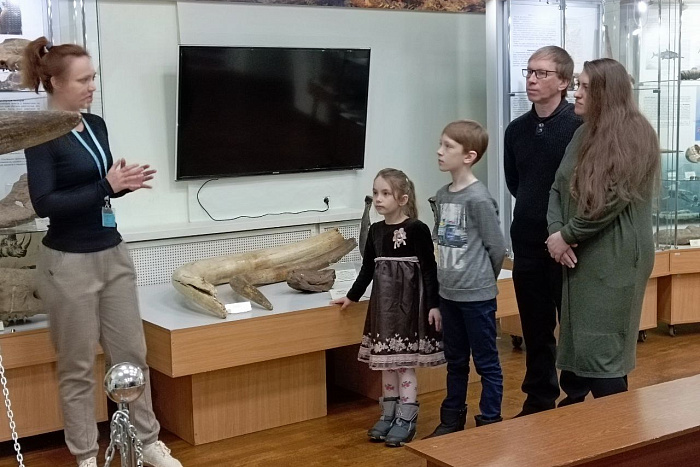 Кировские семьи вместе посещают музеи в рамках проекта «Всей семьей»