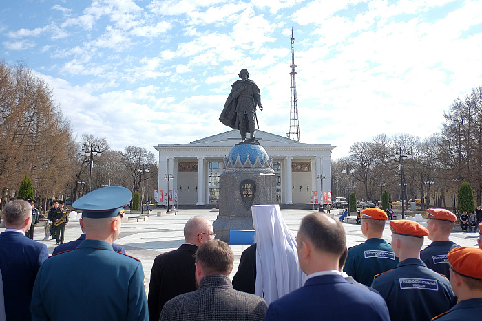 В День воинской славы России в Кирове возложили цветы к памятнику Александру Невскому