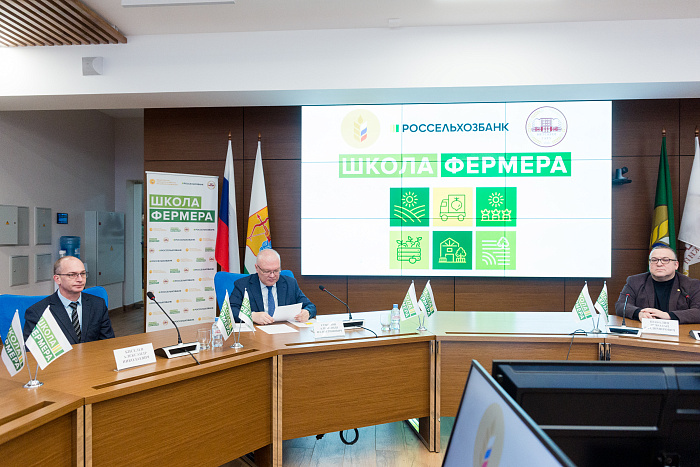 Александр Соколов вручил дипломы выпускникам «Школы фермера»