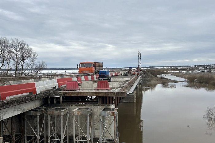 В Кировской области продолжают ремонтировать мост через реку Немда