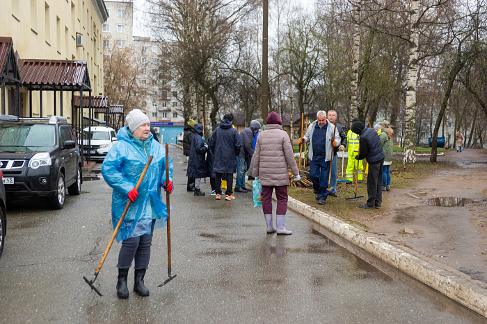 В Кирове на месте будущей Аллеи Славы прошел субботник