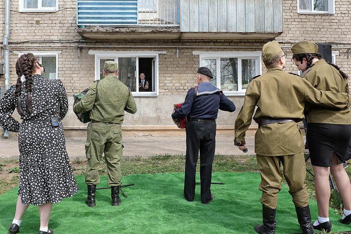 Для старшины Советской армии Виктора Симонова прошёл концерт под окном дома