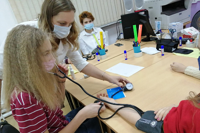 Преподаватели медколледжа рассказали школьникам об основах оказания первой медицинской помощи