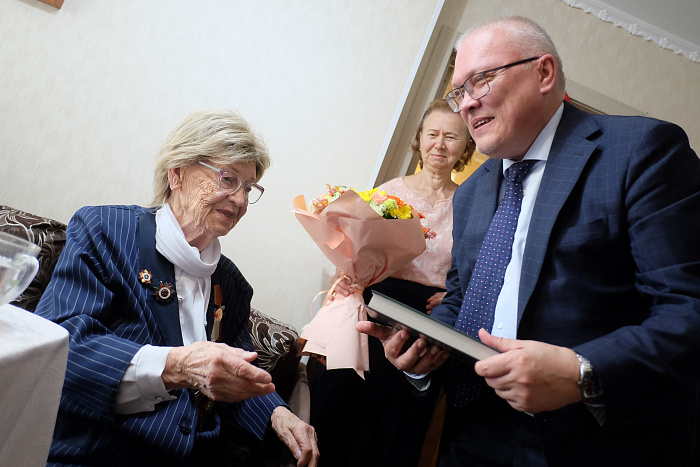 Александр Соколов в Слободском навестил 103-летнего ветерана