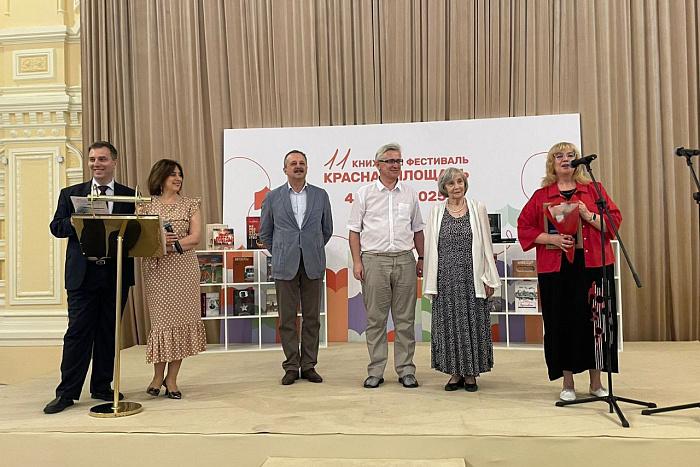 В Москве на фестивале «Красная площадь» наградили кировских авторов