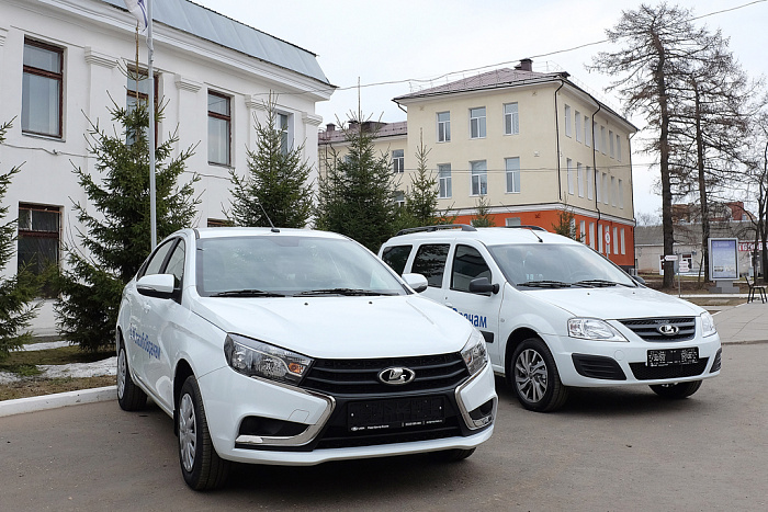 Игорь Васильев вручил автомобили двум медучреждениям Кирова