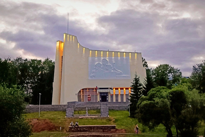 На здании кировской Диорамы появилась подсветка