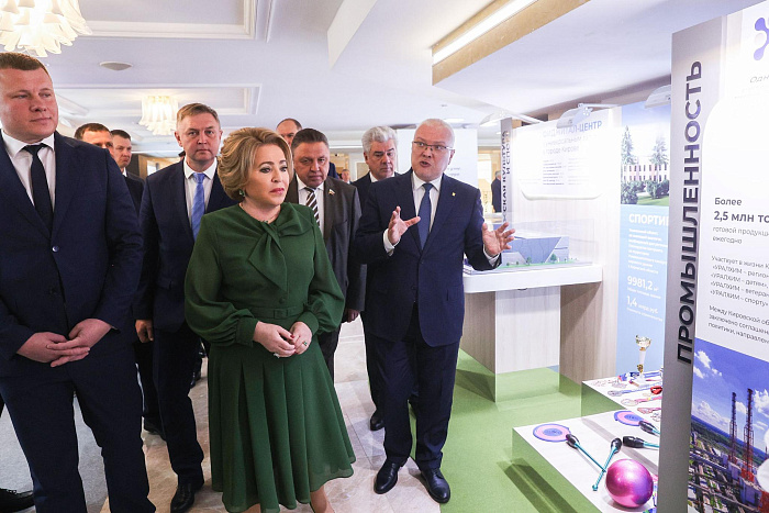 Александр Соколов провел экскурсию для Валентины Матвиенко по выставке Кировской области