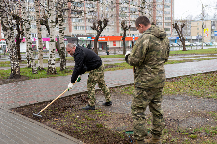 В Кирове на месте будущей Аллеи Славы прошел субботник